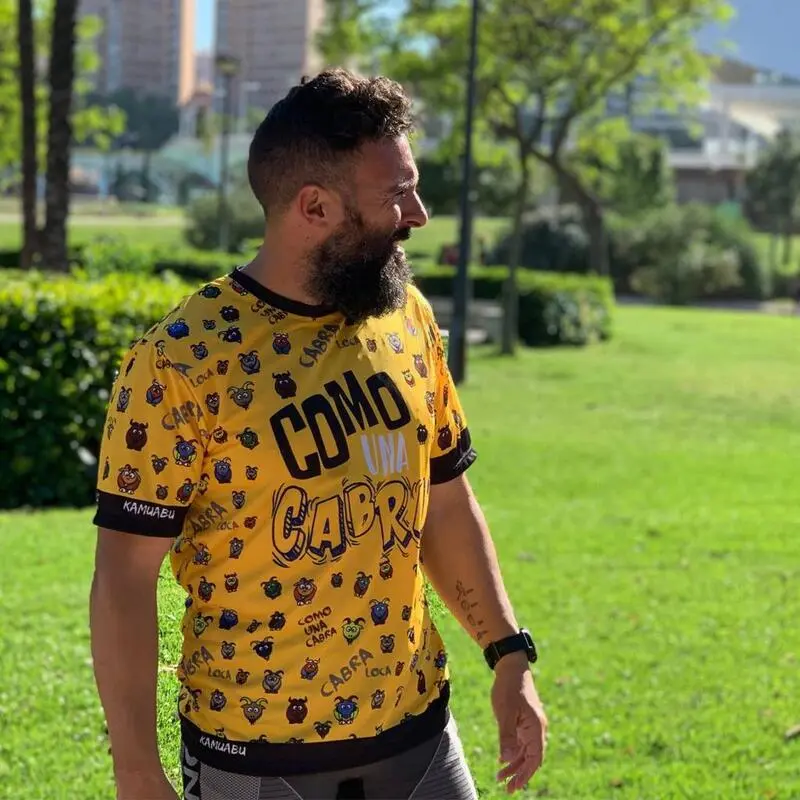 CAMISETA DE RUNNING #COMOUNACABRA Para HOMBRE - KAMUABU Amarilla 110grs - Imagen 4