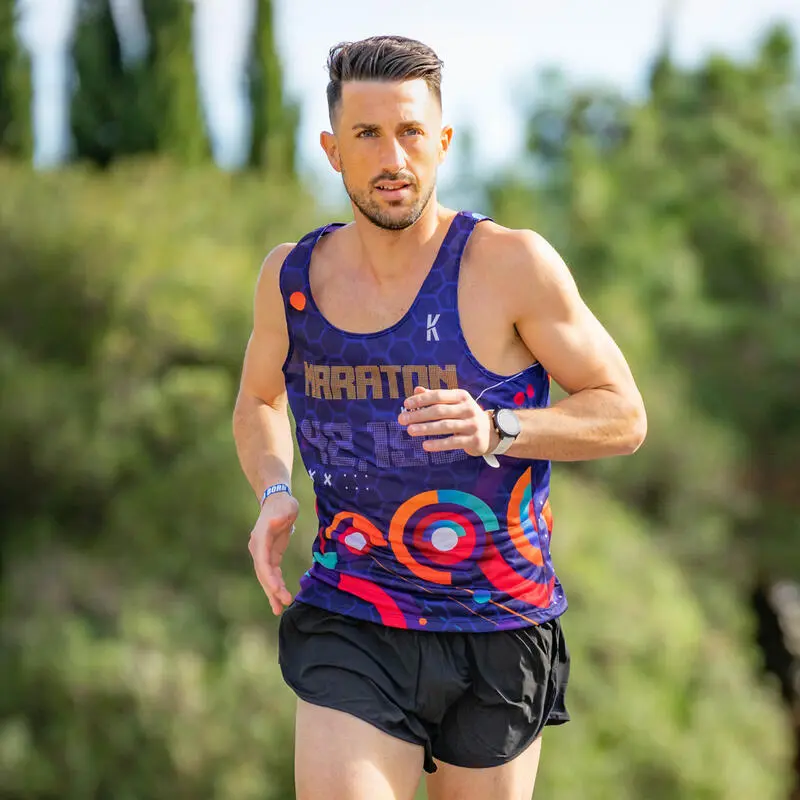 CAMISETA DE RUNNING #MARATON 2.0 RUN HOMBRE - KAMUABU Color AZUL 90grs TIRANTES - Imagen 4