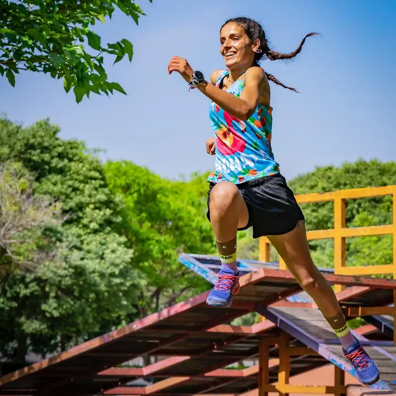 CAMISETA DE RUNNING #PINEAPPLE Para MUJER - KAMUABU Color Azul De Tirantes - Imagen 4