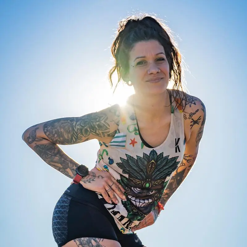 CAMISETA DE RUNNING #SANDBEACH Para MUJER - KAMUABU Color Arena De Tirantes - Imagen 4