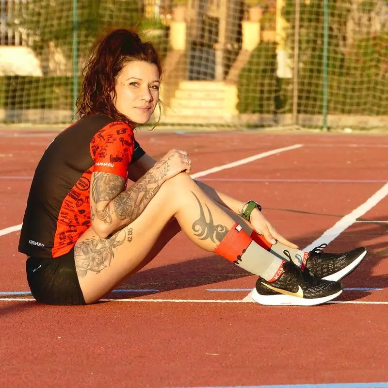 CAMISETA DE RUNNING #SOYMARATON Para MUJER - KAMUABU Color ROJO/NEGRO 110grs - Imagen 4